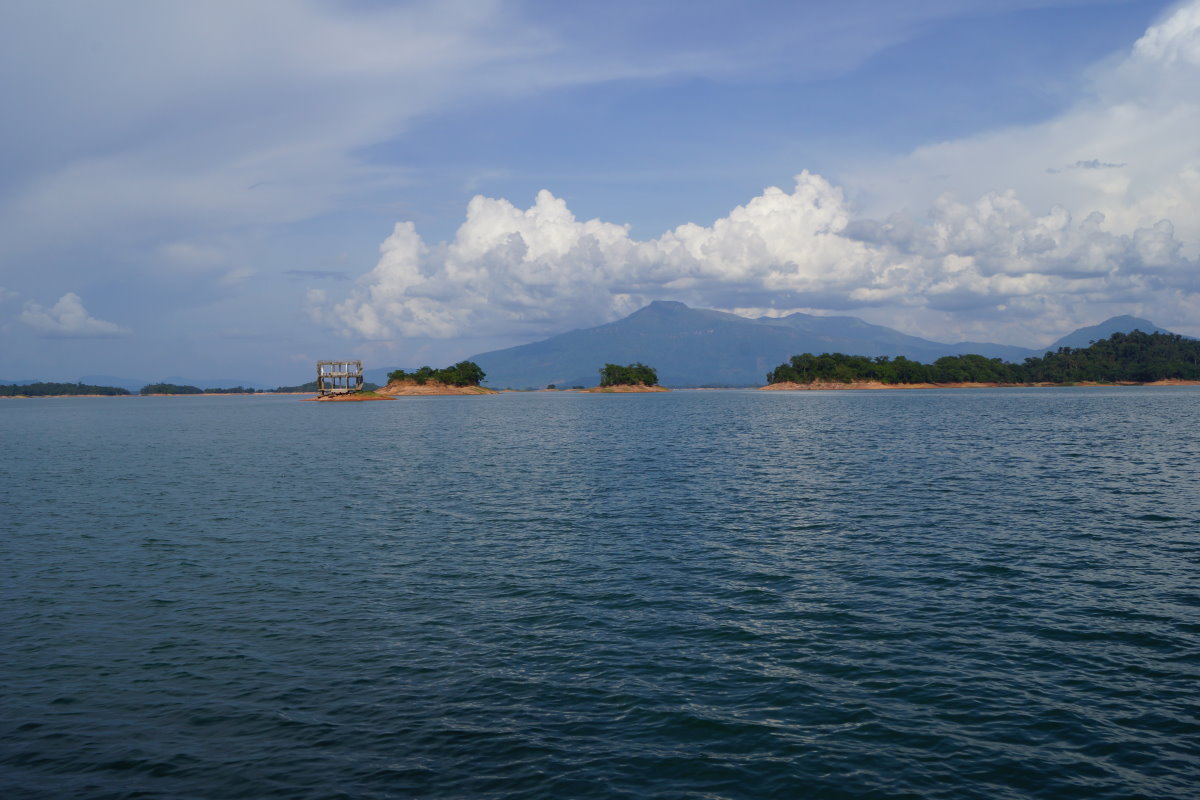 The Nam Ngum dam boat cruise